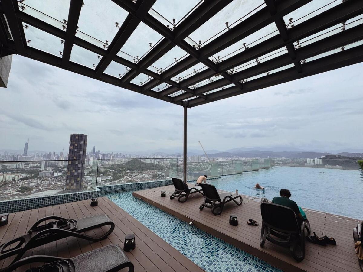 Apartment Modern Duplex Above Mall With Pool & Transit *