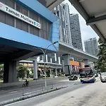 Modern Duplex Above Mall With Pool & Transit