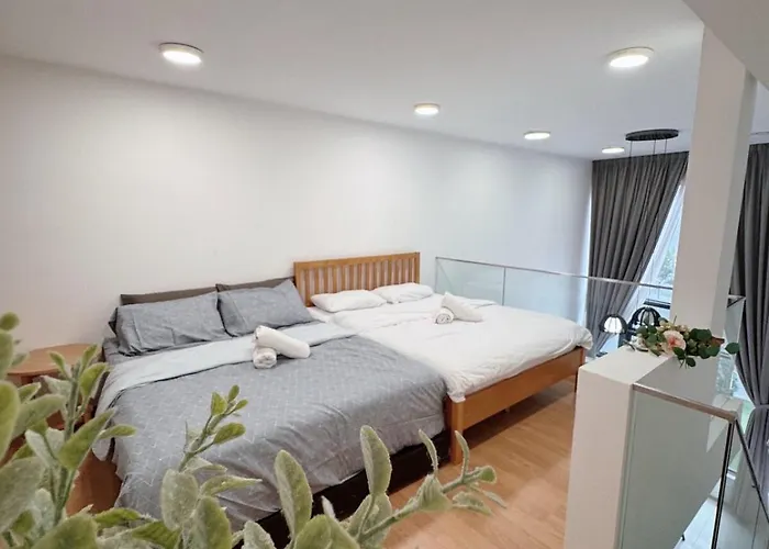 Modern Duplex Above Mall With Pool & Transit