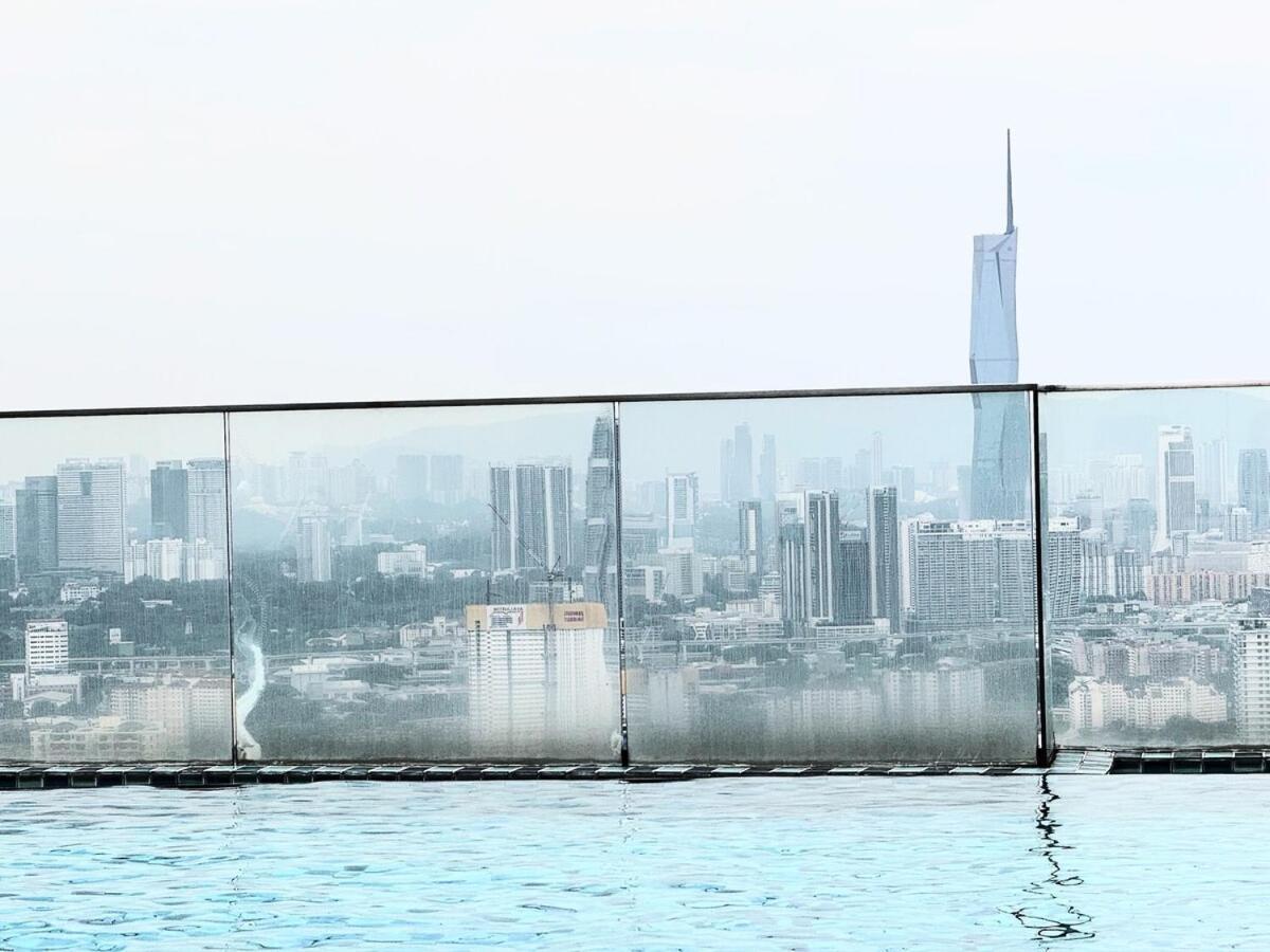 Modern Duplex Above Mall With Pool & Transit