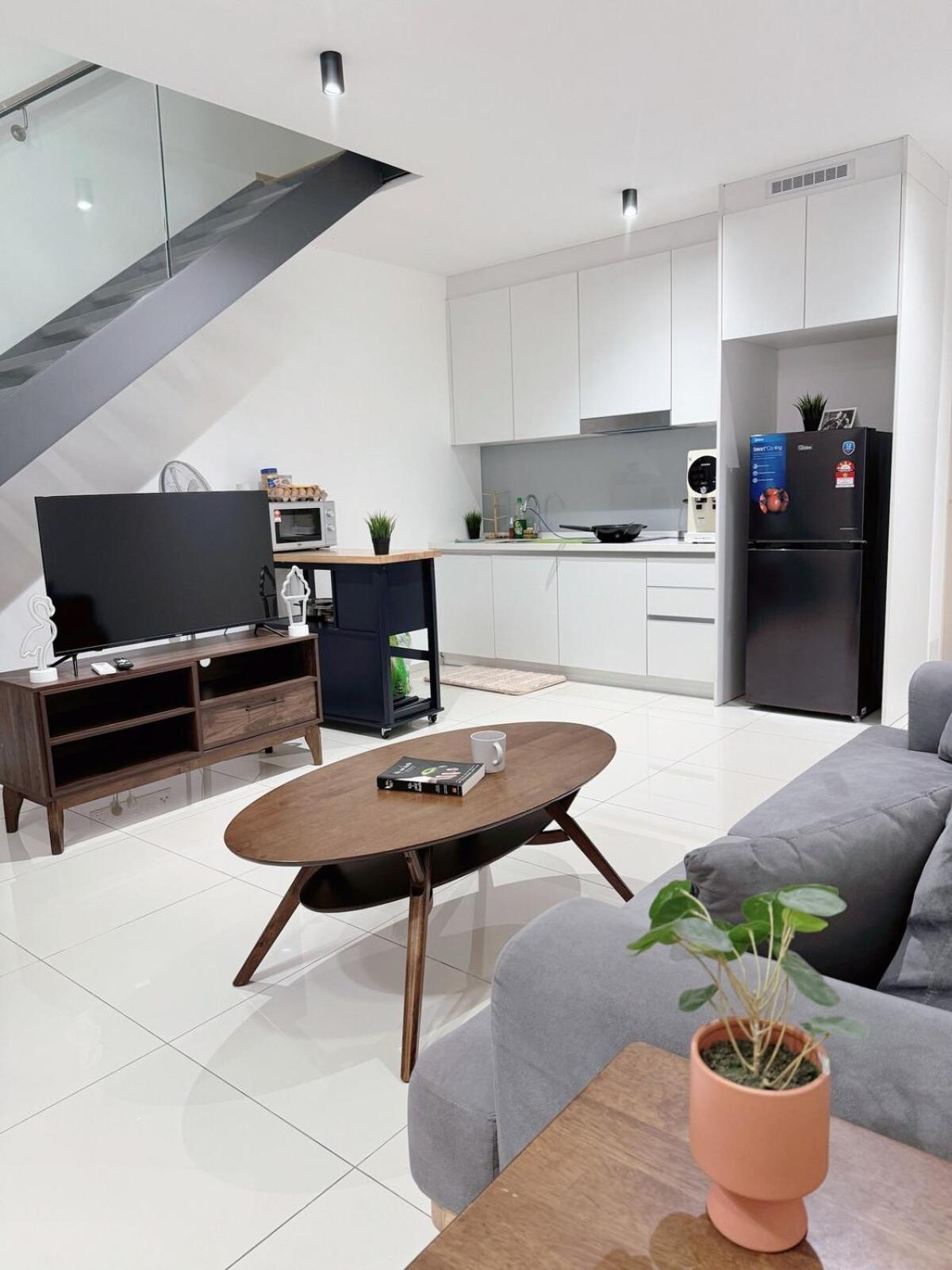 Modern Duplex Above Mall With Pool & Transit *